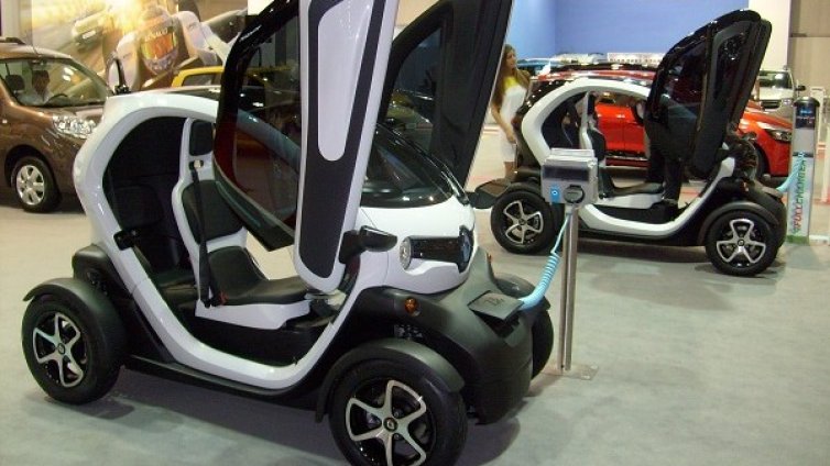 Най-чудатото Renault пристигна в София