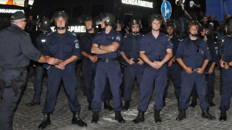 Добър ден, ние сме "Антиконфликт полиция"