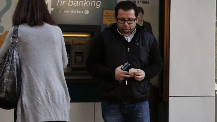 Затвор за двама българи, точили банкови карти в Австрия