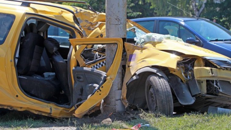 Такси се заби в стълб, шофьорът загина на място 