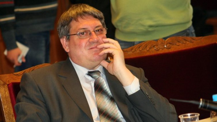 Най-вероятно махат шефа на НЗОК