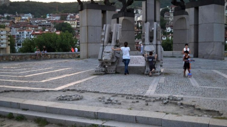 Вандали свиха гранитни павета от паметник във Велико Търново