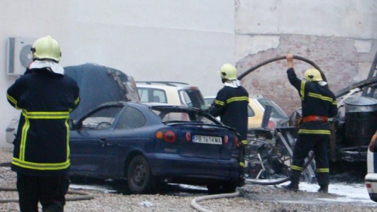 Мъж обгорен при пожар в автомивка в Пловдив