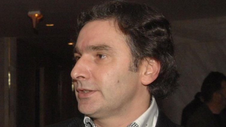 Косъм с пърхот крепи мнозинството, изцепи се Захариев