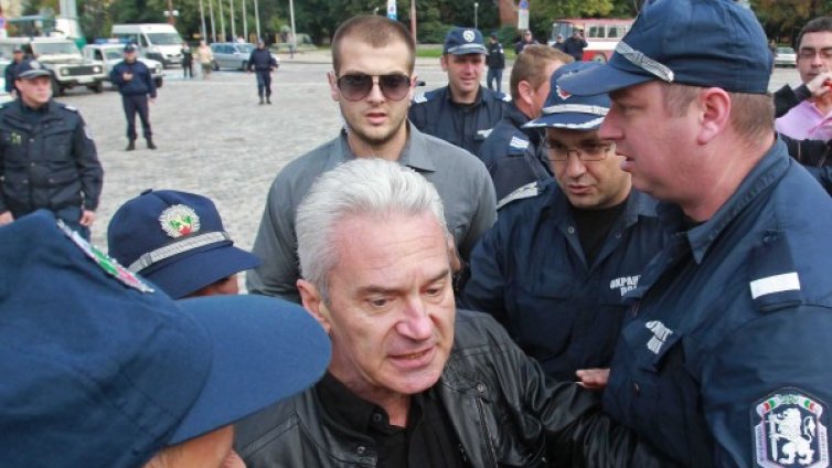 Вебер: "Атака" заплашват с гражданска война