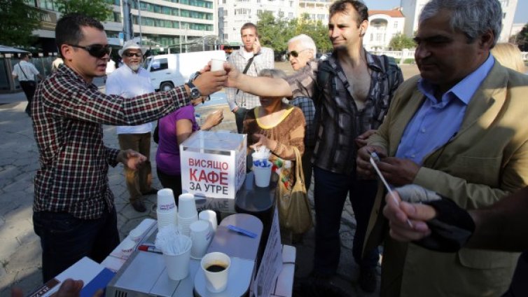 Изпиха кафето, част от хората са на Орлов мост