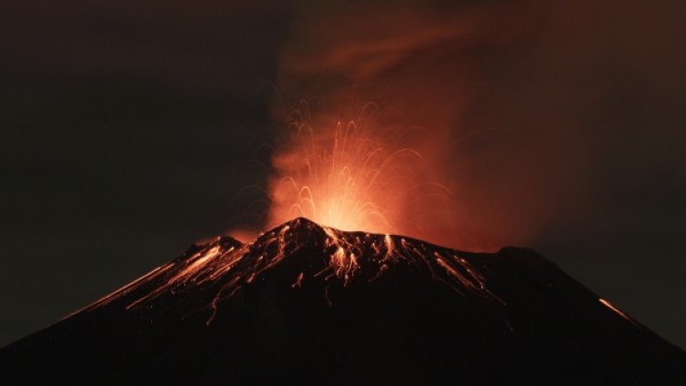 Отмениха полети заради изригване на вулкана Попокатепетъл 