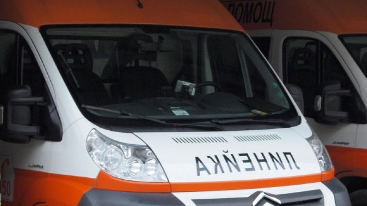 Моторист е с опасност за живота след катастрофа