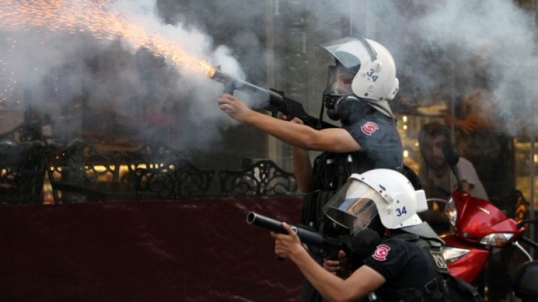 Нова нощ на сблъсъци в Истанбул