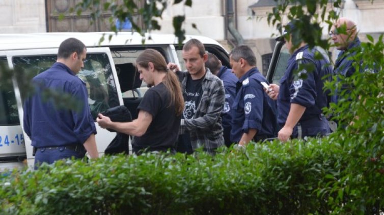 Двама с белезници на "БЕЗработен ден на открито!" пред НС