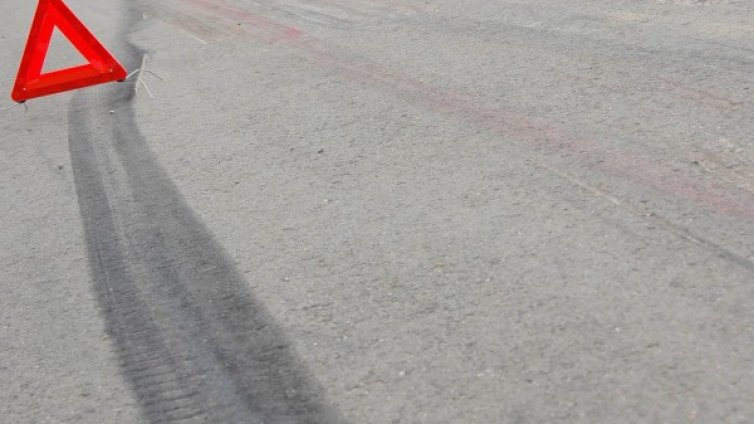 ТИР се обърна, разпиля памперси по пътя за Варна