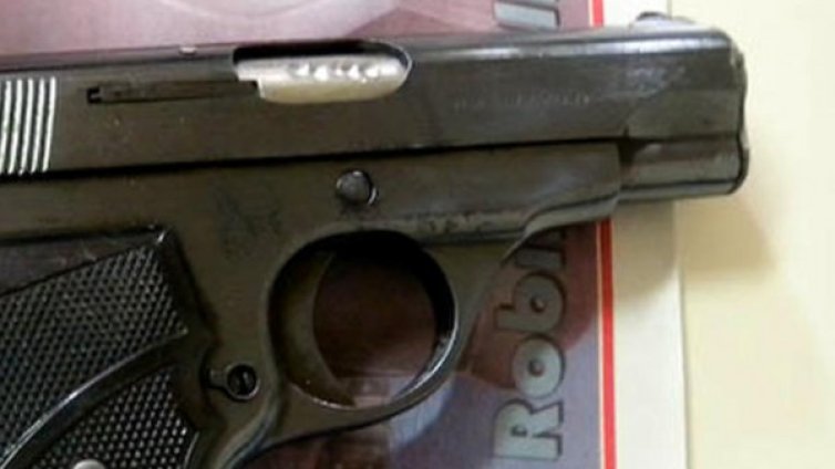 30-годишен опря пистолет в тила на дете