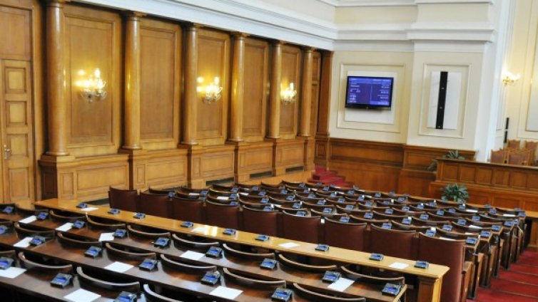 ГЕРБ не ходи в НС, но пък месечно прибира милион