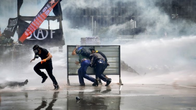 С &bdquo;Газ, вода и революция: образи от Таксим&ldquo;