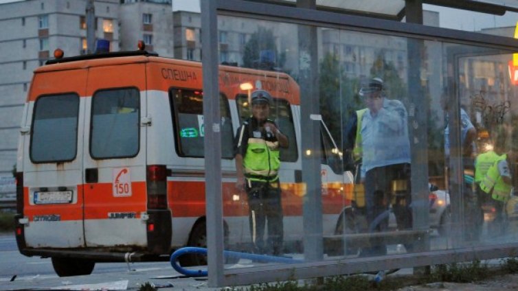 Малката Елена се бори за живота си, засега успява