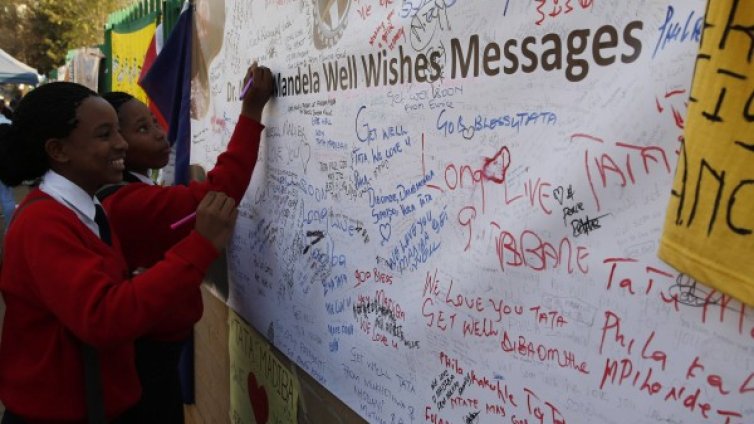 Мандела отбелязва 95-ия си рожден ден в болницата