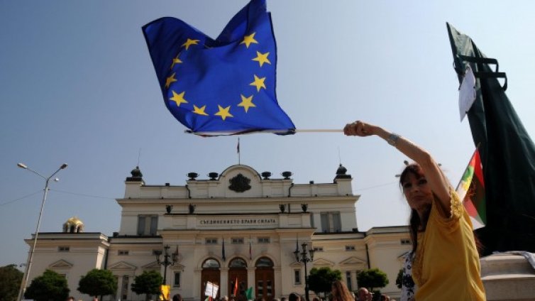 Симпатични протестиращи ли? Платени са, скочи Буруджиева