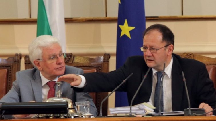 Миков за протестите пред парламента: Свиква се!