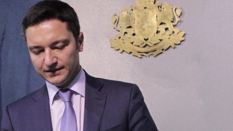 Уж протегната ръка, а мята павета, чуди се Вигенин