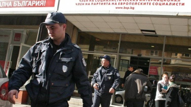 Протестиращи вардят на "Позитано"