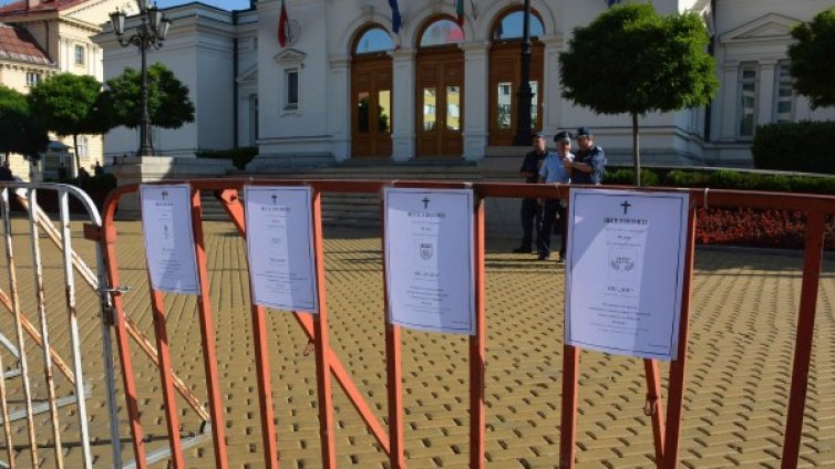 Тишина, тишина, тягостна тишина пред парламента