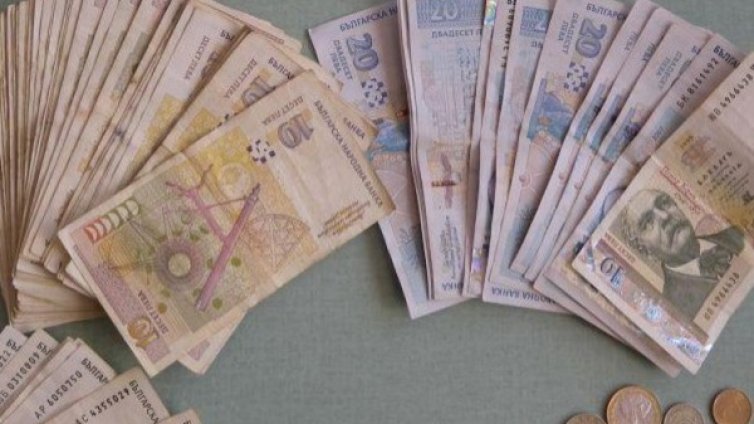 Рекорд за днес, баба брои 10 бона на ало измамник