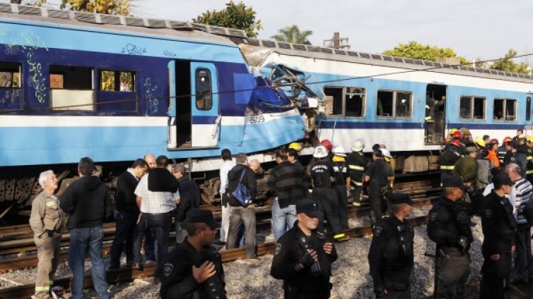 Машинисти в Аржентина спят, говорят по телефона, четат 