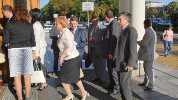 Преди ваканцуването! Махайте се, крещят десетки пред НС 