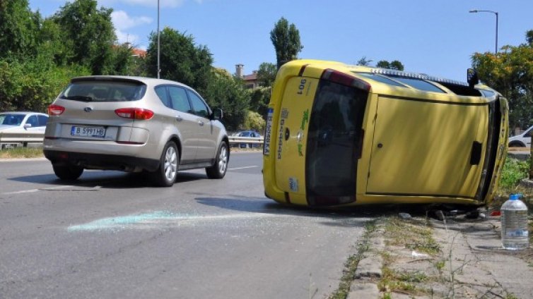 Такси катастрофира край Златни пясъци, три жени пострадаха 