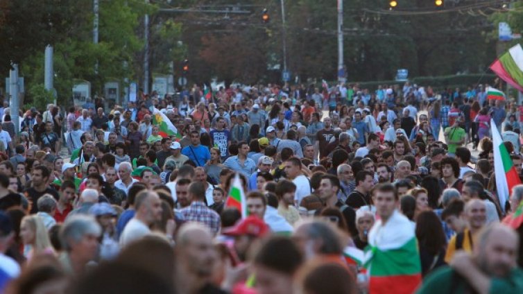 Целта на кабинета - да издържи на протестите!