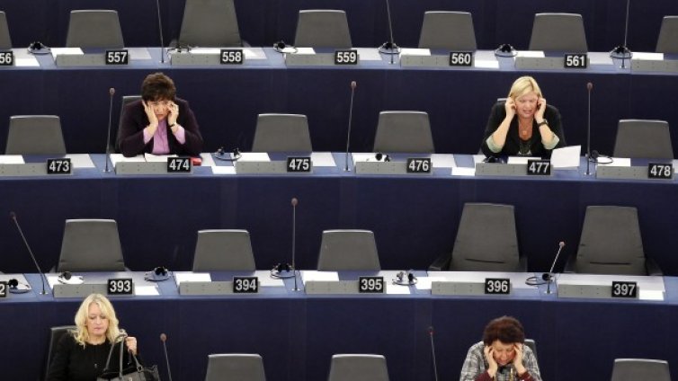 Европейският парламент официално "проговаря" на кирилица