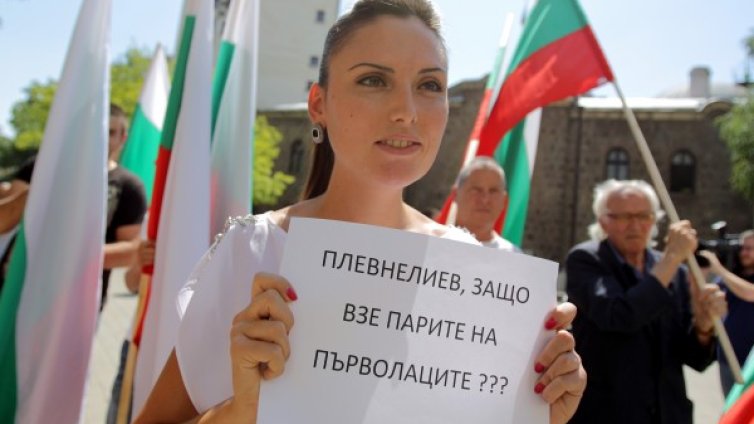 Недоволни: Плевнелиев, защо взе парите на първолаците?