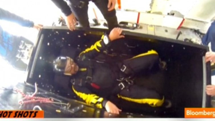 Каскадьор изпълни скок от 4200 м, затворен в метален сандък