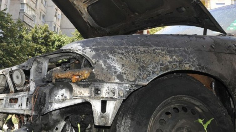 Четири коли изгоряха в автосервиз в Добрич