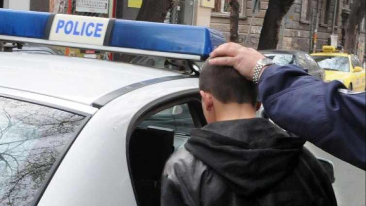 Арестуваха двама тийнейджъри, обрали магазин