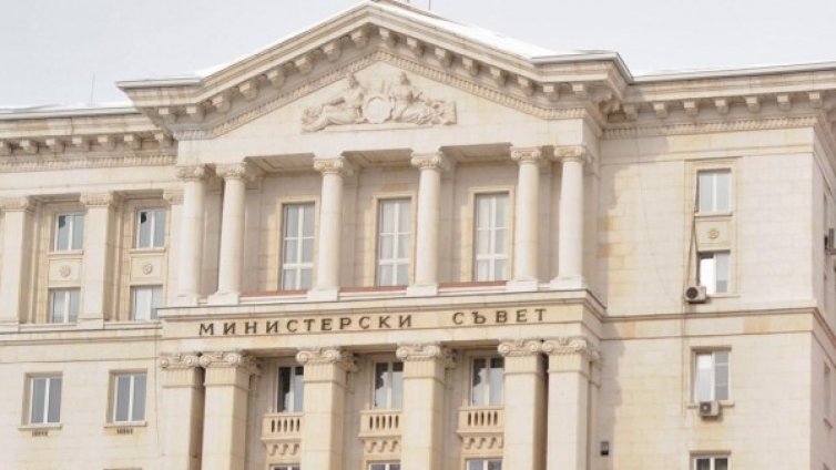 Правителството връзва детските с посещенията в училище