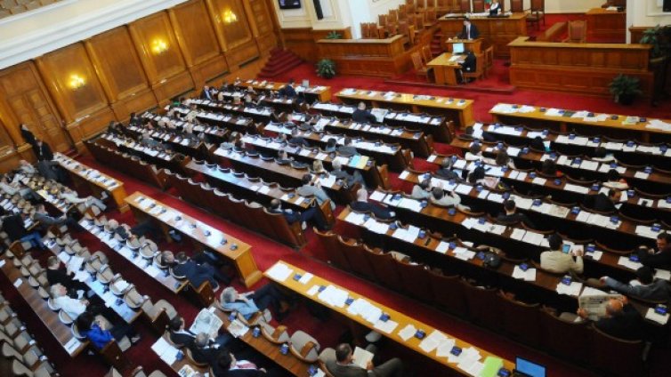 Ремонтирано кафене и кожени кресла посрещнаха депутатите