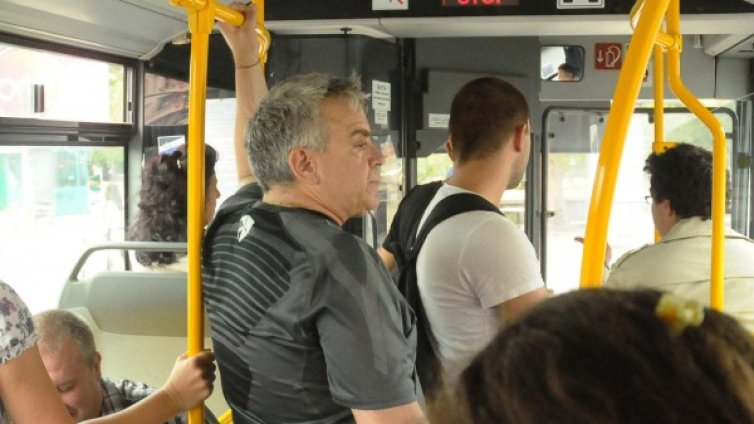 Комисар Попов се вози в градския транспорт 