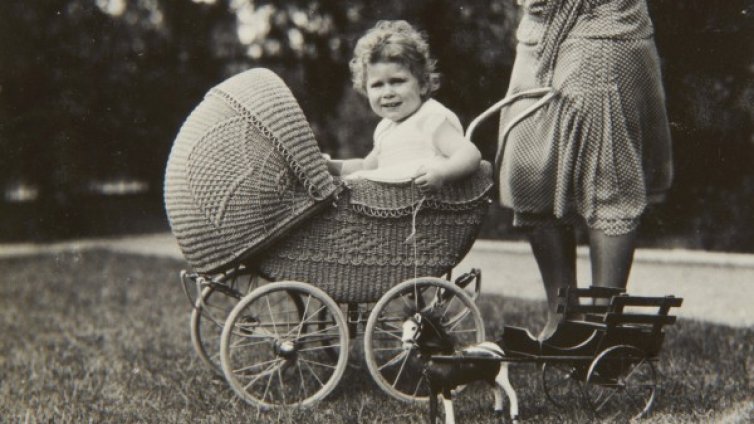 Невиждани досега снимки на Елизабет II като малка 