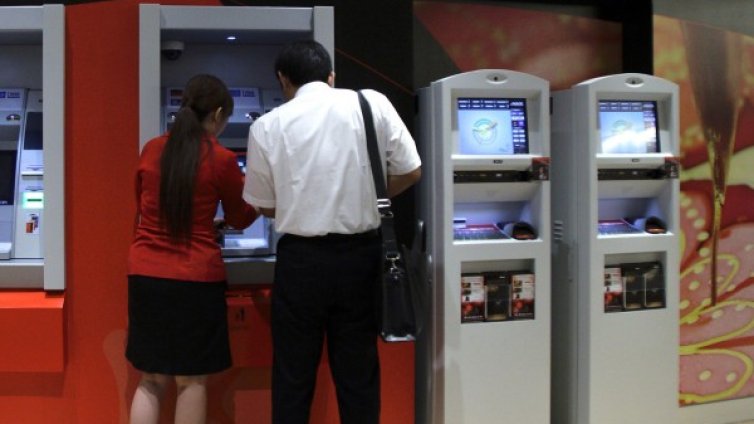 Хванаха 20-годишен с 30 банкови карти