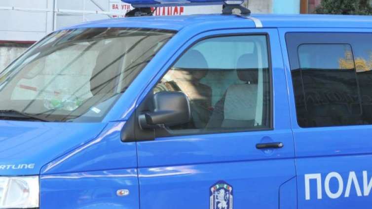 80-годишен рани двама полицаи с нож