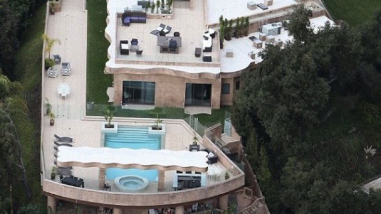 Риана се шири в просторен дом за 12 млн. долара