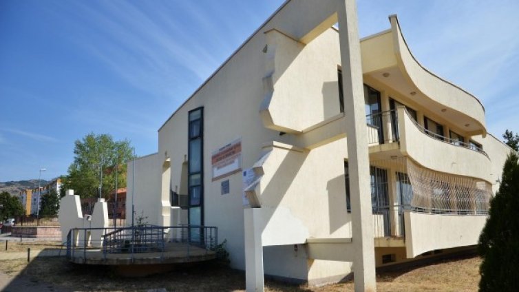 Майката, хвърлила бебето си, остава в ареста