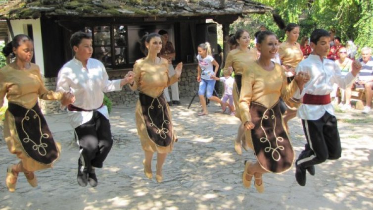 Сватбени ритуали зарадваха гостите на "Етъра" край Габрово