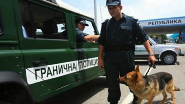 Откриха две деца между седалките в бус на Капитан Андреево