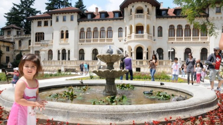 Вече можете да целунете булката и във... Врана