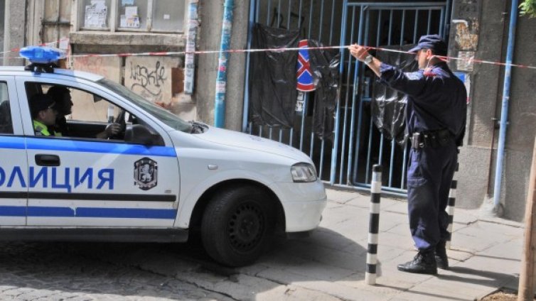 Откриха изгнила ръчна граната на таван на баба