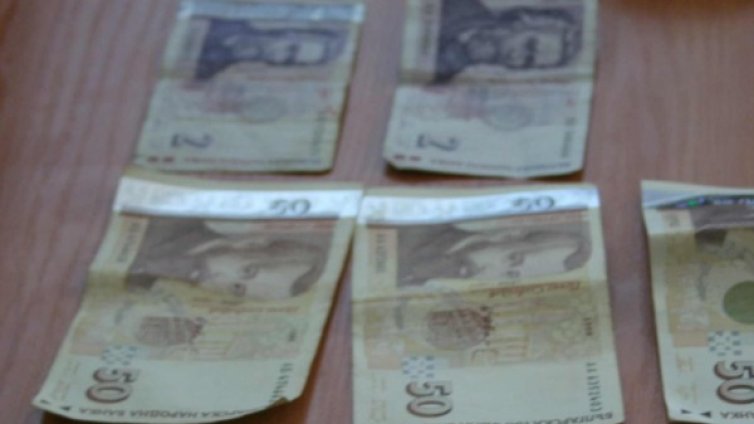 Измамници си "развалиха" дребни и свиха 7 бона