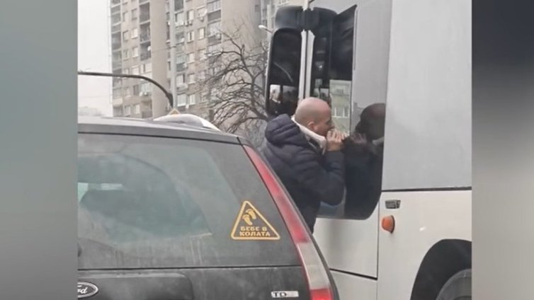Агресия: Мъж удари и захапа шофьор на градския транспорт в София
