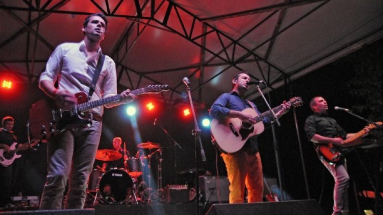 Остава честват 21 години на сцената с куп култови имена